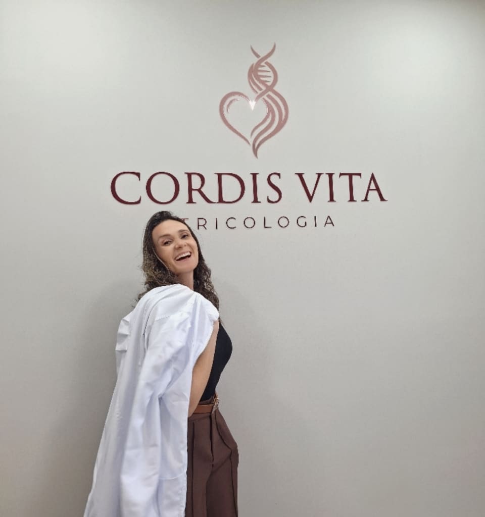 Gabriella Klefens, enfermeira pós-graduada em Tricologia, na clínica Cordis Vita em Campinas